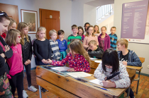 Děti v pedagogickém muzeum - historická učebna